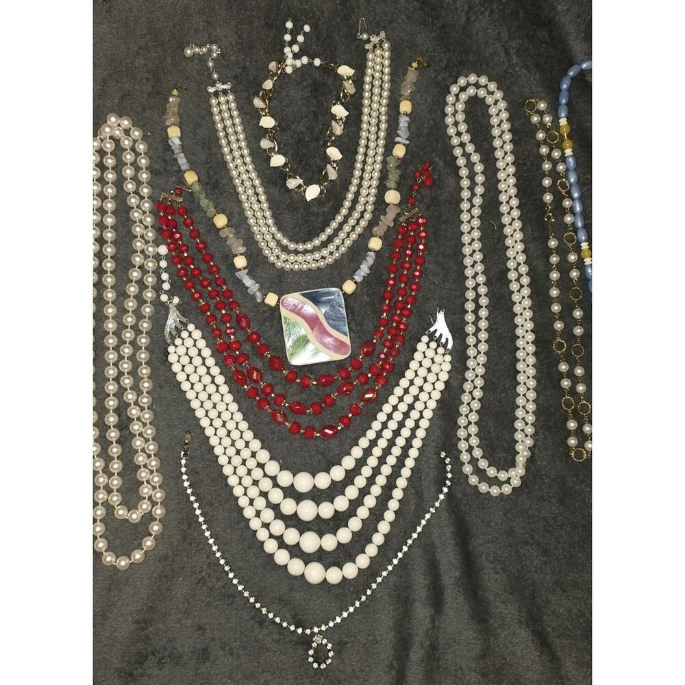 EUC Large Vintage To Now Costume Jewelry Necklace Lot Faux Pearls Beads Estate - Picture 4 of 4